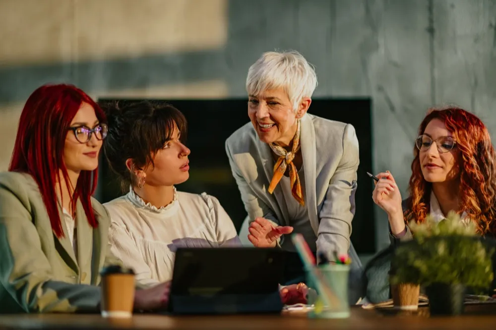 old-female-manager-teaching-and-coaching-her-young-2026-01-05-00-10-43-utc